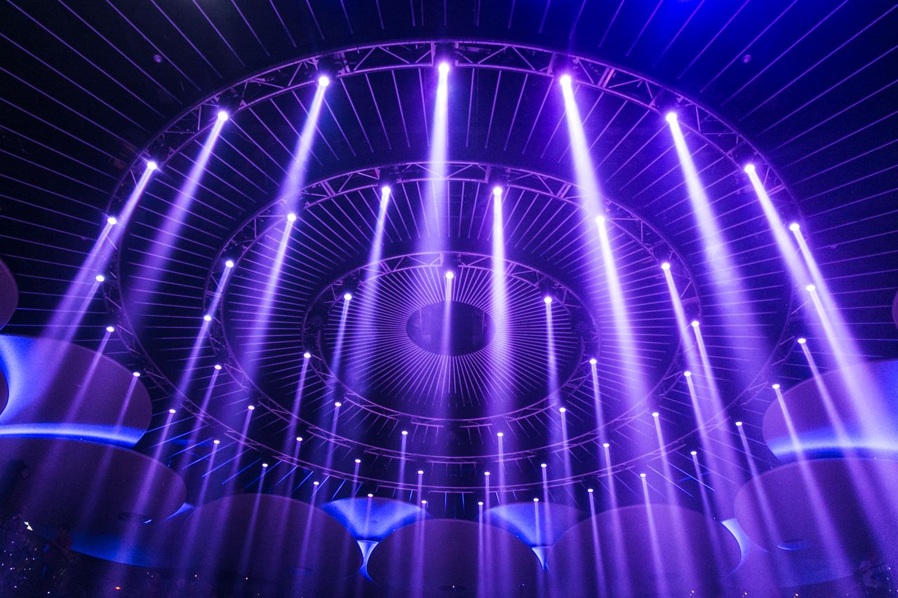 L'architettura dell'evento perfetto: come coordinare regia, luci e strutture ad alto impatto